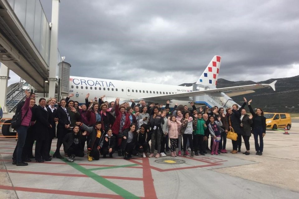OSMIJEH IZNAD OBLAKA Croatia Airlines ugostila djecu i njihove udomitelje na letu za Dubrovnik