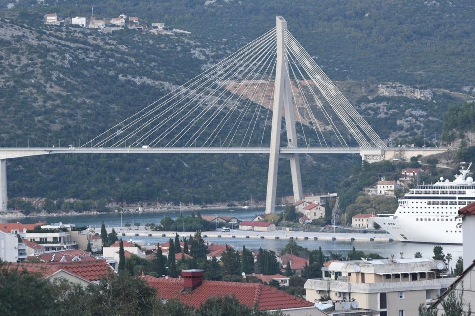 Olujni vjetar zatvorio most preko Rijeke dubrovačke