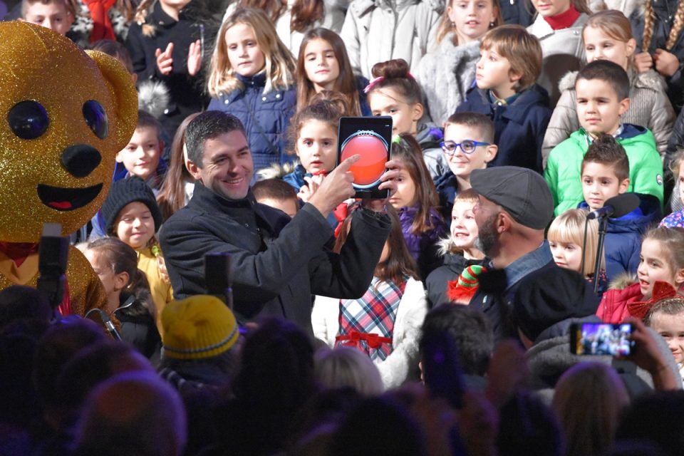 STRADUN 'ZABLISTAO' Upaljena prva adventska svijeća, otvoren Dubrovački zimski festival!