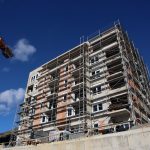 STANOVI ZA MLADE I BRANITELJE Na prvu zgradu postavljaju se prozori i vrata 2 stanovi mladi branitelji mokosica 2