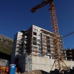 STANOVI ZA MLADE I BRANITELJE Na prvu zgradu postavljaju se prozori i vrata 4 stanovi mladi branitelji mokosica 4