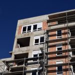 STANOVI ZA MLADE I BRANITELJE Na prvu zgradu postavljaju se prozori i vrata 5 stanovi mladi branitelji mokosica 6