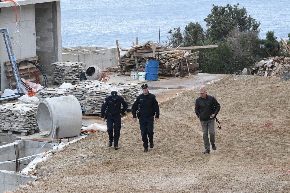 POLICIJA NA TERENU Sršeni uzurpirali dio zemljišta Valamara na Babinom kuku