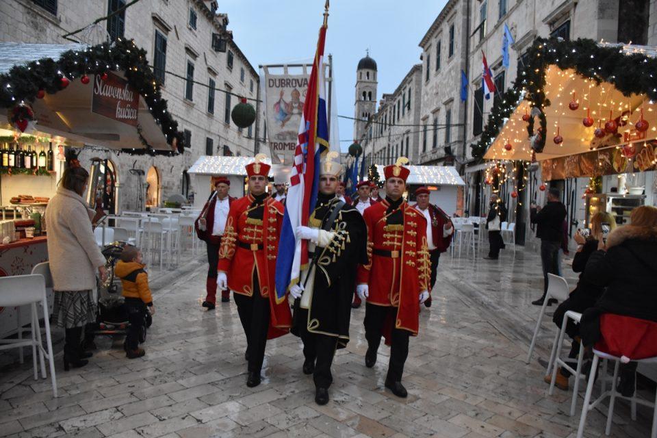 Ulicama grada ponosno je prošao mimohod u čast branitelja Dubrovnika