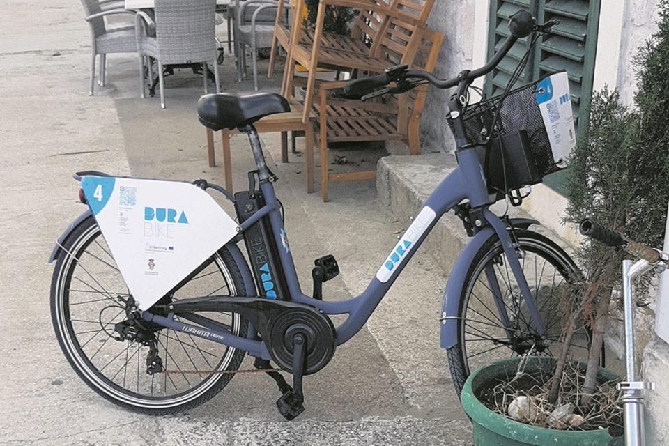 Električne bicikle propadaju po Lopudu, a DURA tvrdi da su uredno pospremljene