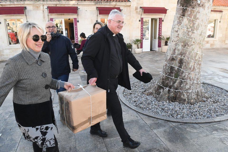 'PODIJELIMO RADOST BOŽIĆA' Prikupljaju se paketi s namirnicama za potrebite obitelji u Kninu