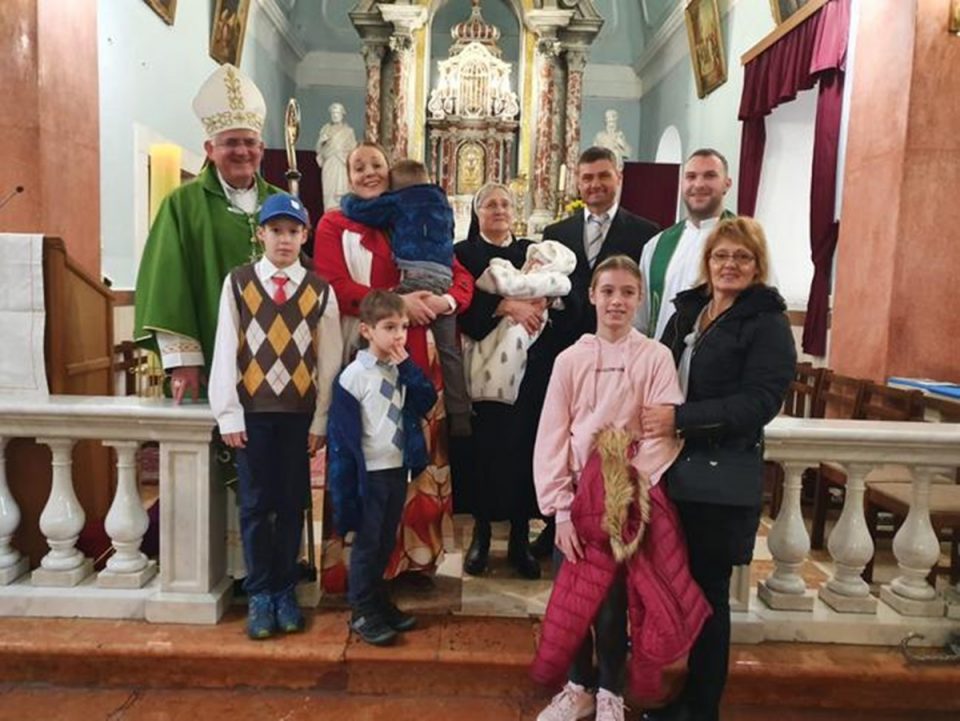 Dubrovački biskup krstio peto dijete u obitelji Nobilo