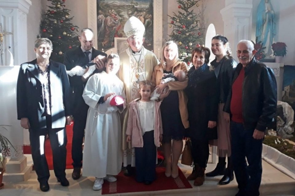 NOVI ŽUPLJANI PRESVETOG SPASITELJA Biskup krstio blizance obitelji Tubić
