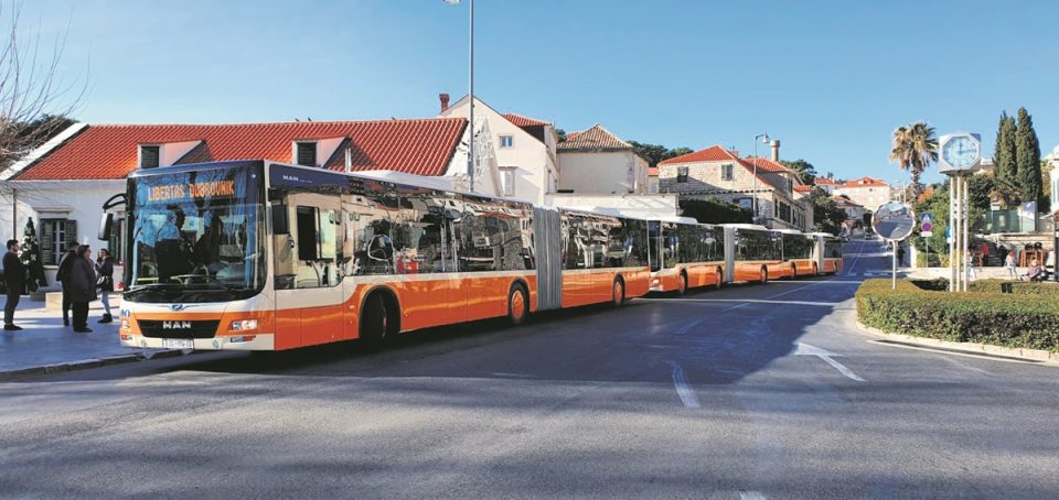 BURNA RASPRAVA OKO NABAVKE TRI 'HARMONIKE' Franković: Kupujemo ih za građane Dubrovnika. Shuttle prijevoz sad nije prioritet