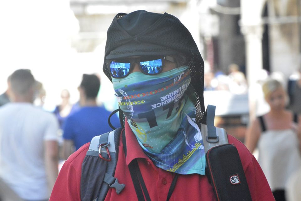 gripa maska turisti zaraza02