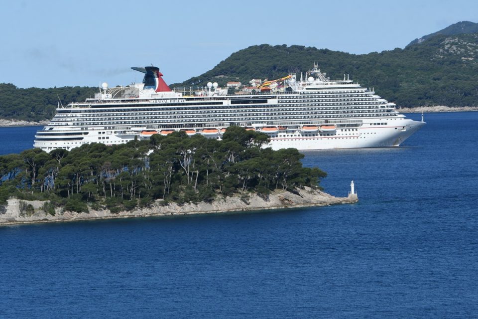 Cruiser Carnival Breeze s 93 hrvatska pomorca usidren kod Dakse