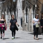 JESMO LI SE OPUSTILI? 'Modni detalj' na Stradunu kava za van 8 corona to go008