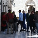 JESMO LI SE OPUSTILI? 'Modni detalj' na Stradunu kava za van 9 corona to go009