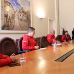 ONI MIJENJAJU SVIJET NABOLJE Volonteri Crvenog križa na prijemu kod gradonačelnika 2 crveni kriz prijem grad 3