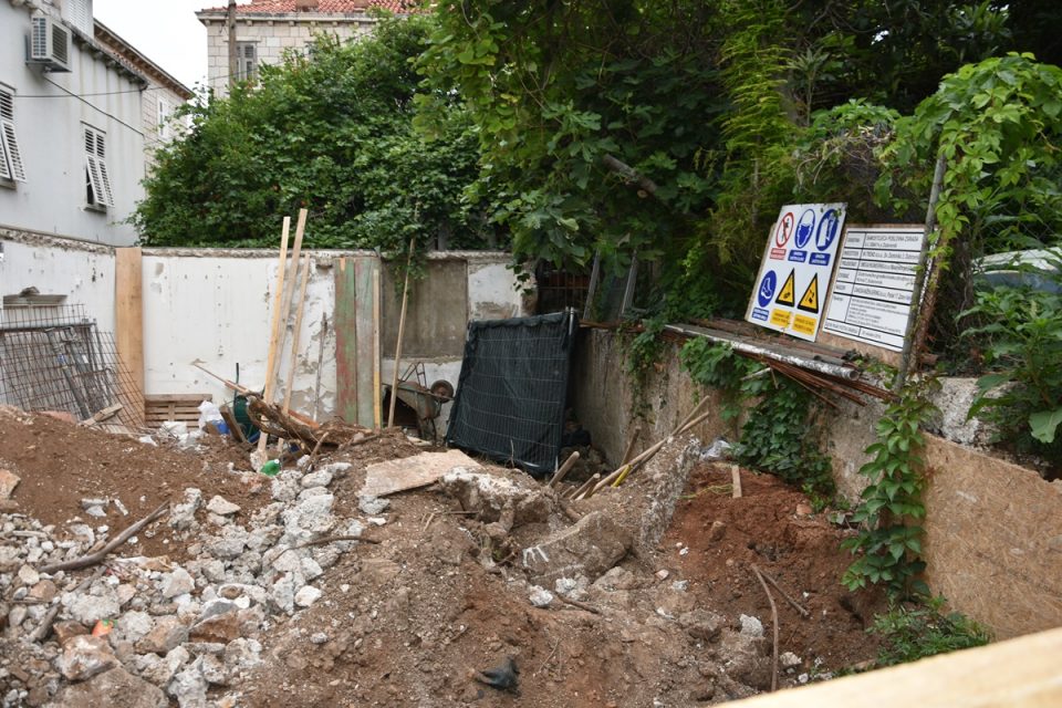 NAKON OČEVIDA NA TERENU Građevinska inspekcija zatvorila gradilište u 'ex' Hvarskoj ulici