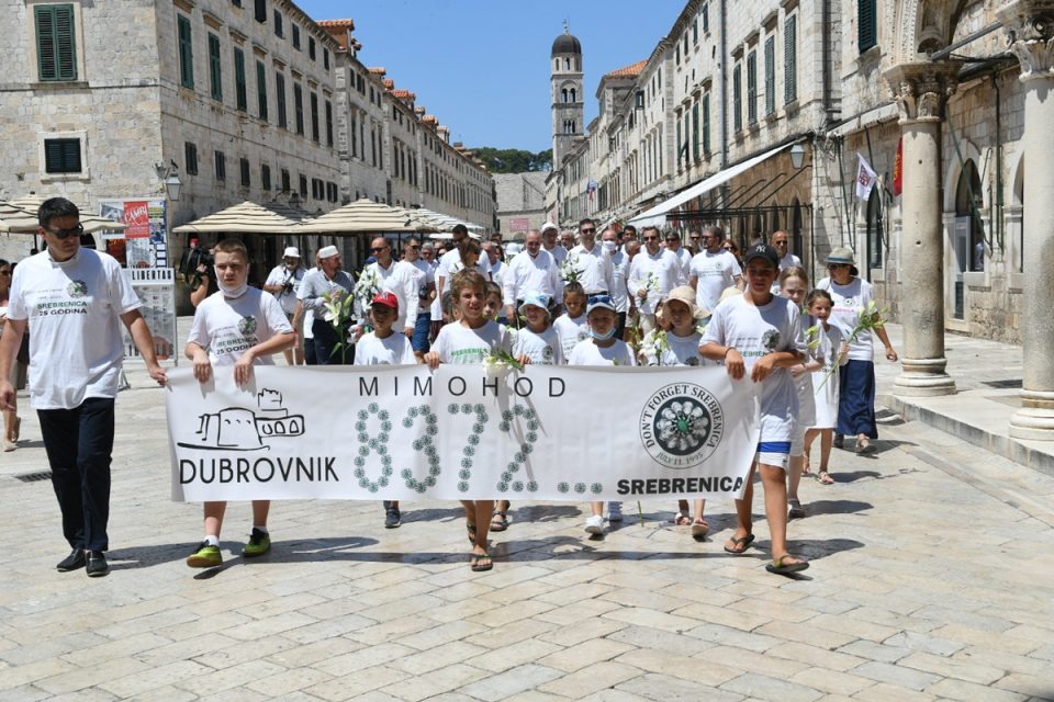 VIDEO/PROŠLO JE 25 GODINA Mirni mimohod sjećanja za žrtve Srebrenice