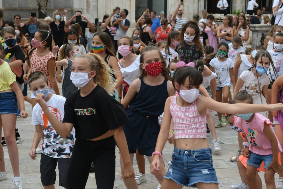 STRADUN PLEŠE! Flash mob pod maskama razveselio prolaznike u Gradu