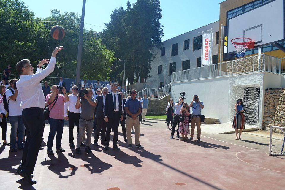 Plenković u Dubrovniku u druženju s građanima, u Čokolinu zaigrao i basket
