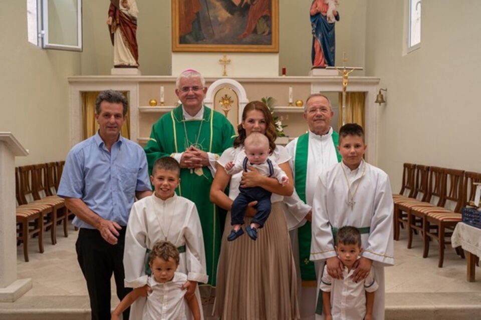 SVEČANO NA GRUDI Biskup Uzinić krstio peto dijete u obitelji Radonić