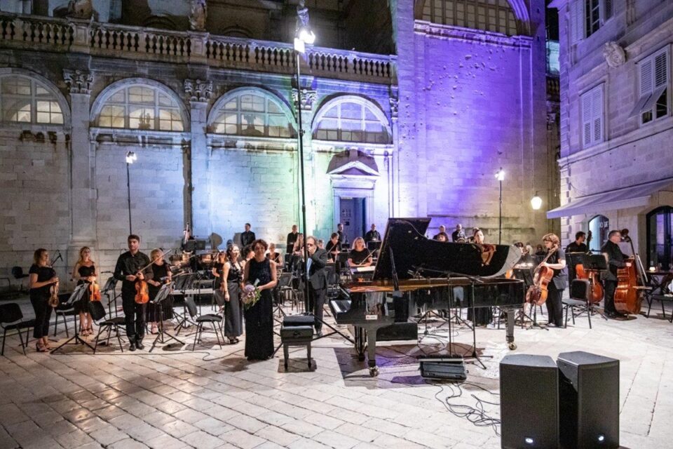 ZAPOČELO OSMO 'POZNO LJETO' Koncertom DSO-a i Jasminke Stančul ispred Katedrale