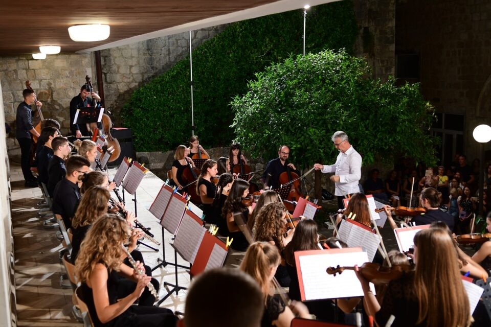 U parku Umjetničke škole održan koncert gradske glazbene mladeži