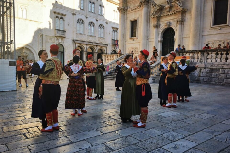 'CURO DRAGA IZ SOKAKA MOGA' U Dubrovniku počelo snimanje folklornih video razglednica za Vinkovačke jeseni!