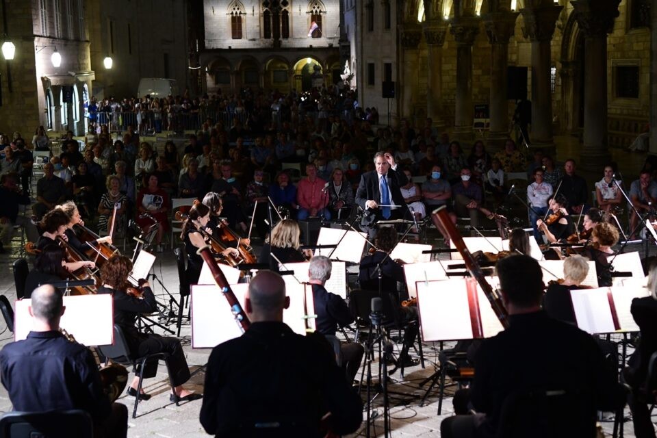 Publika ispred Katedrale uživala u simfonijama velikog Beethovena