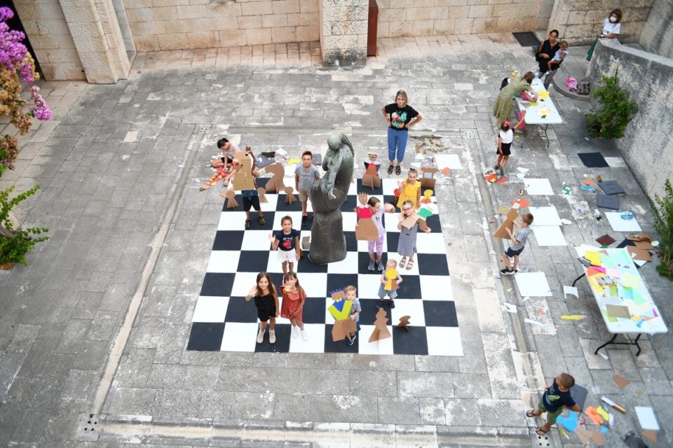 U GALERIJI Dječica s Marunčićem odigrala šahovsku simultanku, Turdyev zaigrao s Dubrovčanima