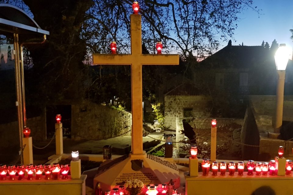 Trstenjani zapalili svijeće za žrtve Vukovara i Škabrnje