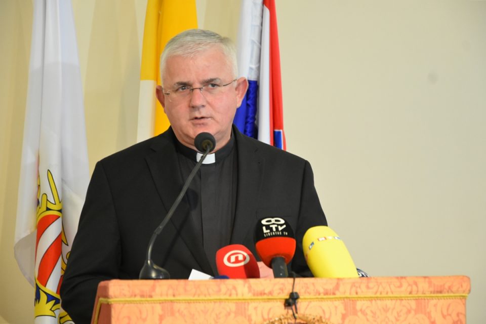 [POZVAO IH NA SUSRET] Nadbiskup Uzinić uputio kritiku zbog odbijanja krštenja djeteta lezbijskog para