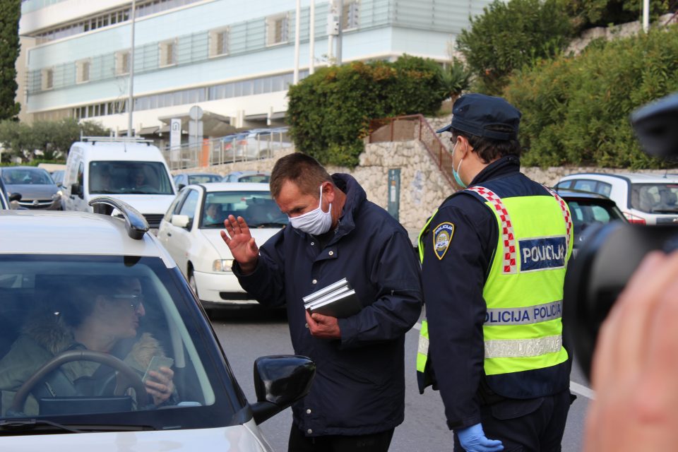 AKCIJA POLICIJE Flika dijelio prigodne poklone savjesnim vozačima