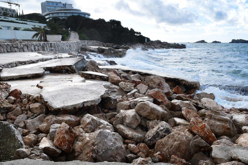 VIDEO/Olujno jugo razrovalo plaže u Šulića i ispred Presidenta