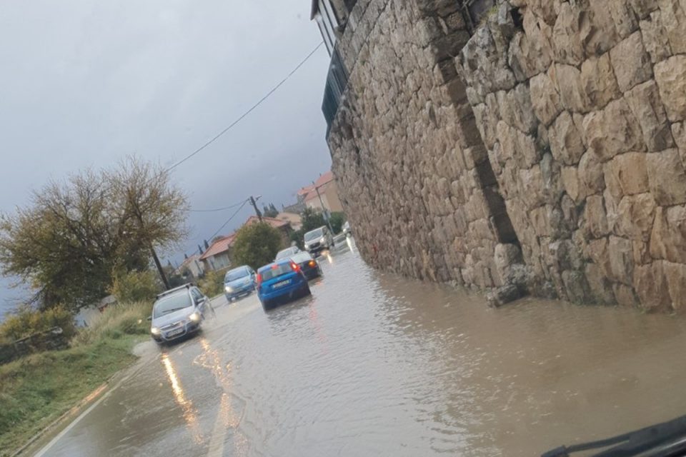 Kiša potopila prometnice, vatrogasci u Orašcu ispumpavaju dvije kuće
