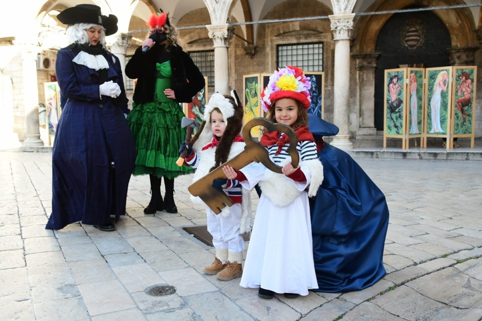 Otvoren je 20. jubilarni Dubrovački karnevo, Leona i Bruno čuvari tradicije maškara!