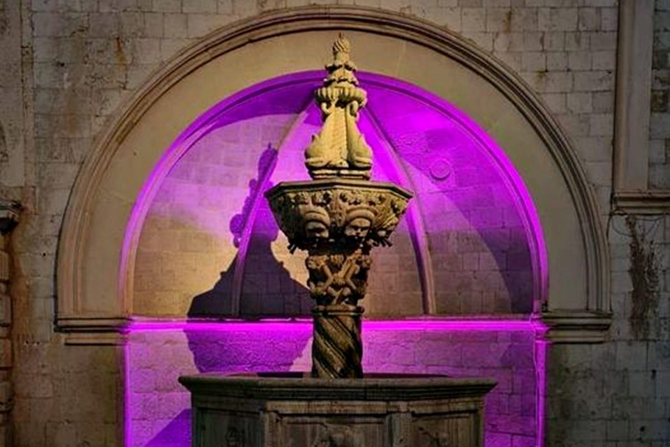 Uz Dan epilepsije Mala Onofrijeva fontana obasjana ljubičastim svjetlom