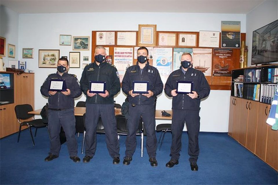 VRIJEDNO PRIZNANJE Plava vrpca Vjesnika za četiri dubrovačka policajca koji su spasili 36 migranata
