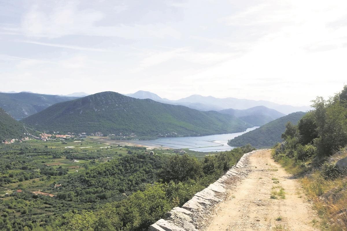 c Cesta koja ide od Stona prema Peljescu