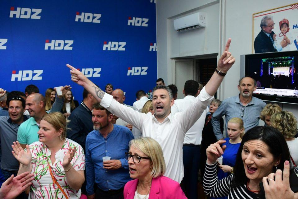 FOTO/VIDEO ORI SE PJESMA U PETILOVRIJENCIMA HDZ-ovci naveliko slave pobjedu na izborima. Dotrčao i Vićan