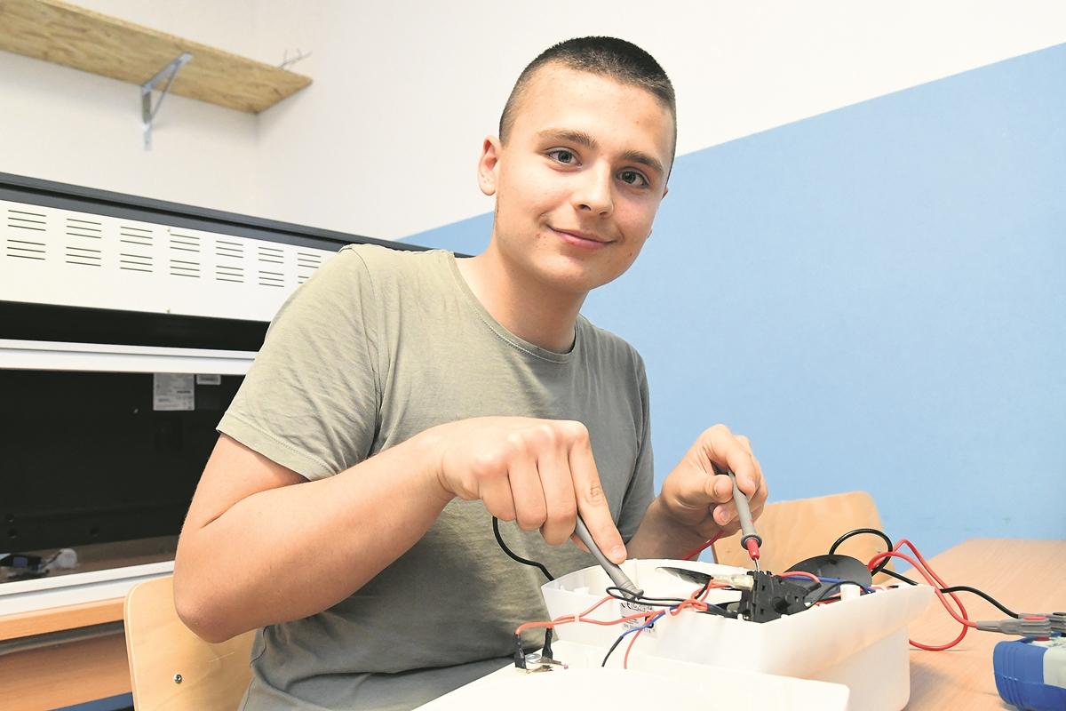 UČENIČKI SERVIS BESPLATNO POPRAVLJA UREĐAJE Pokvarila vam se televizija? Zovite ‘Munje’! 4 c obrtnicka skola13