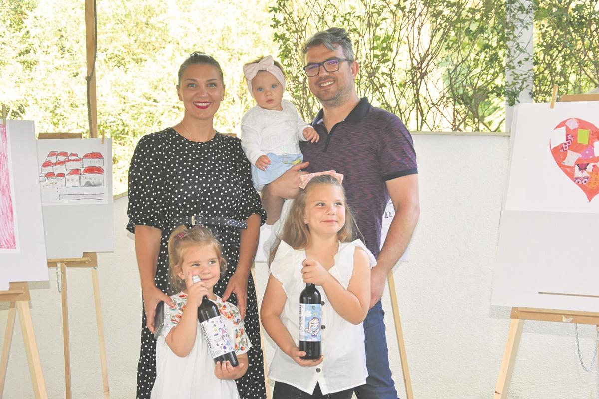 SEDMOGODIŠNJA ANA DODIG 'Htjela bih biti umjetnica, a najviše volim crtati psiće' 4 c veranda izlozba ana dodig 164