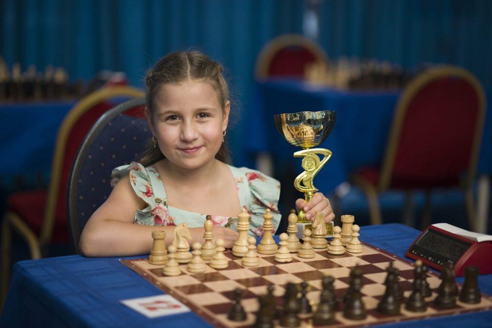 BRILJIRALA NA ŠAHOVSKOM PRVENSTVU Pokal za šestogodišnju Dubrovkinju Anu Perak