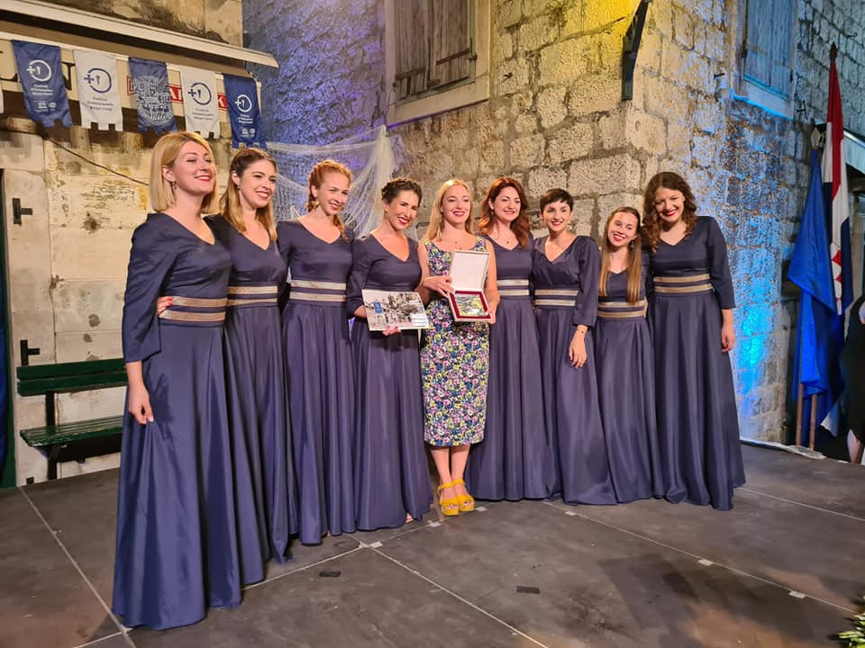 Klapa Figurin i voditeljica Paulina Djapo
