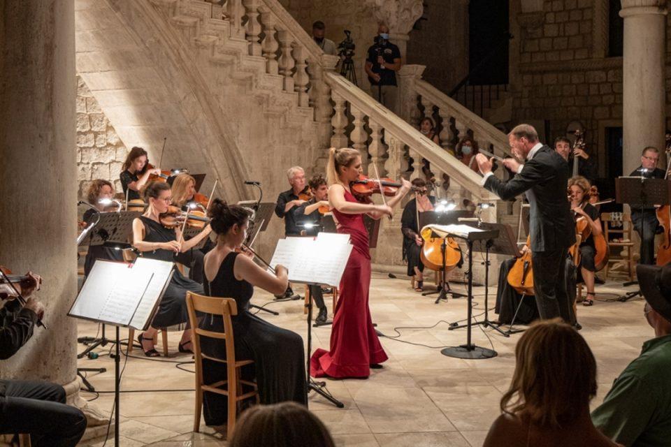 Večer lijepih nota u Dvoru uz violinisticu Evu Šulić i DSO