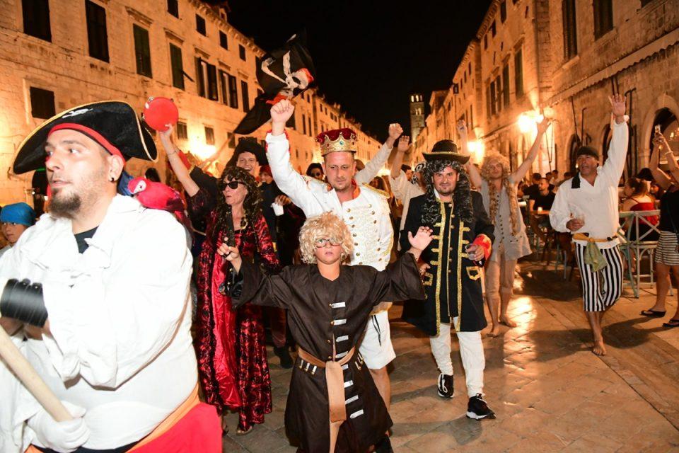 noc porporele 18