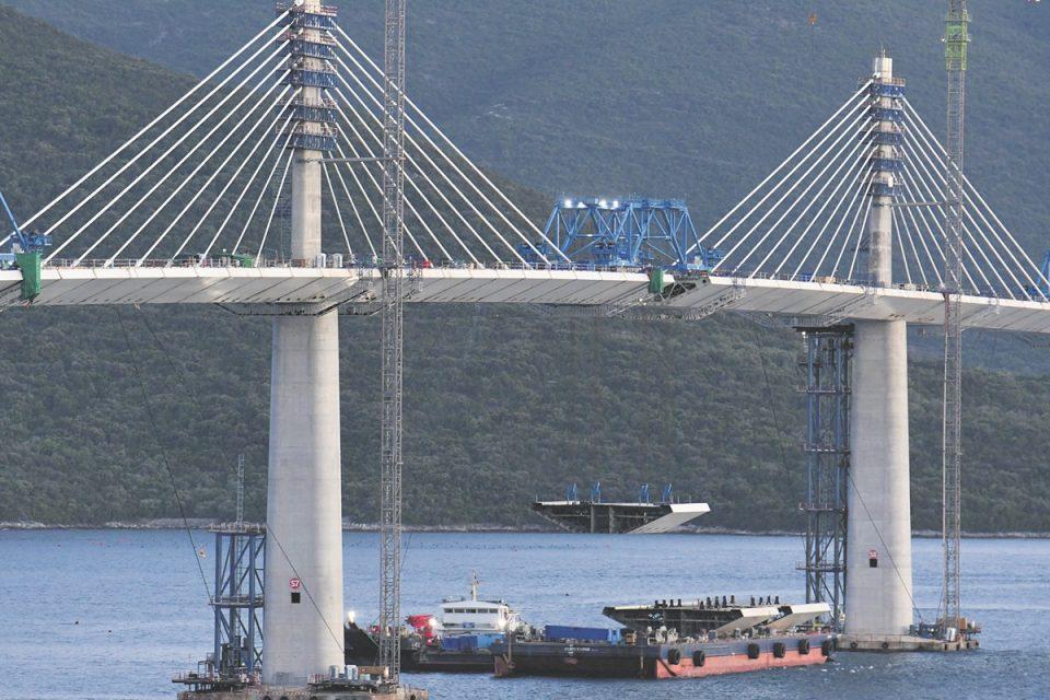 POVIJESNI TRENUTAK! Hrvatska je od danas cjelovita, spaja se zadnji dio Pelješkog mosta