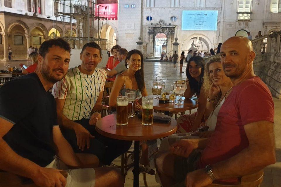 LJETNI ODMOR U GRADU Hrvatske rukometne face s ljepšim polovicama uživale u dubrovačkoj večeri