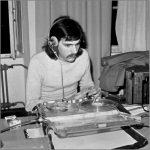 Radio reporter s legendarnim NAGRA magetofonom