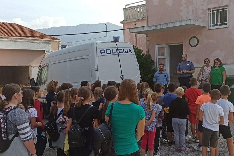 UZ BLAGDAN SV. MIHAJLA Osnovnoškolci i vrtićarci posjetili policajce na Grudi i u Metkoviću