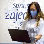 popisivaci bijela majica i laptop 1