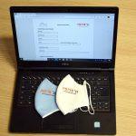 popisivaci maske i laptop